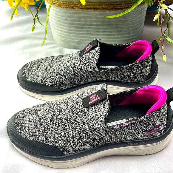 Skechers relaxed fit ,air cooled memory foam size 9.5 - Picture 3 of 12